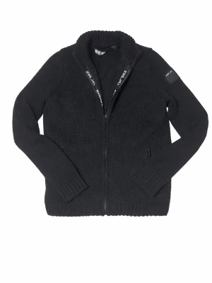 Svart stickad cardigan från Replay - Svart cardigan kofta från Replay med grov ribbad krage och dragkedja framtill. Koftan har två fickor med dragkedja och Replay-logga på vänster ärm. Passformen är normal och materialet känns mjukt och värmande. Perfekt för kyliga dagar.  Priset går att diskutera 