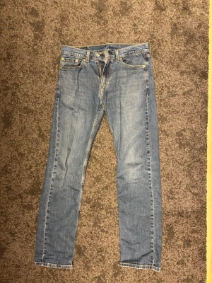 Mörkblå jeans från Levis  - Mörkblå 505 straight fit jeans från Levis. Storlek W30 L 32. Jeansen är i väldigt bra skick och knappt använda.