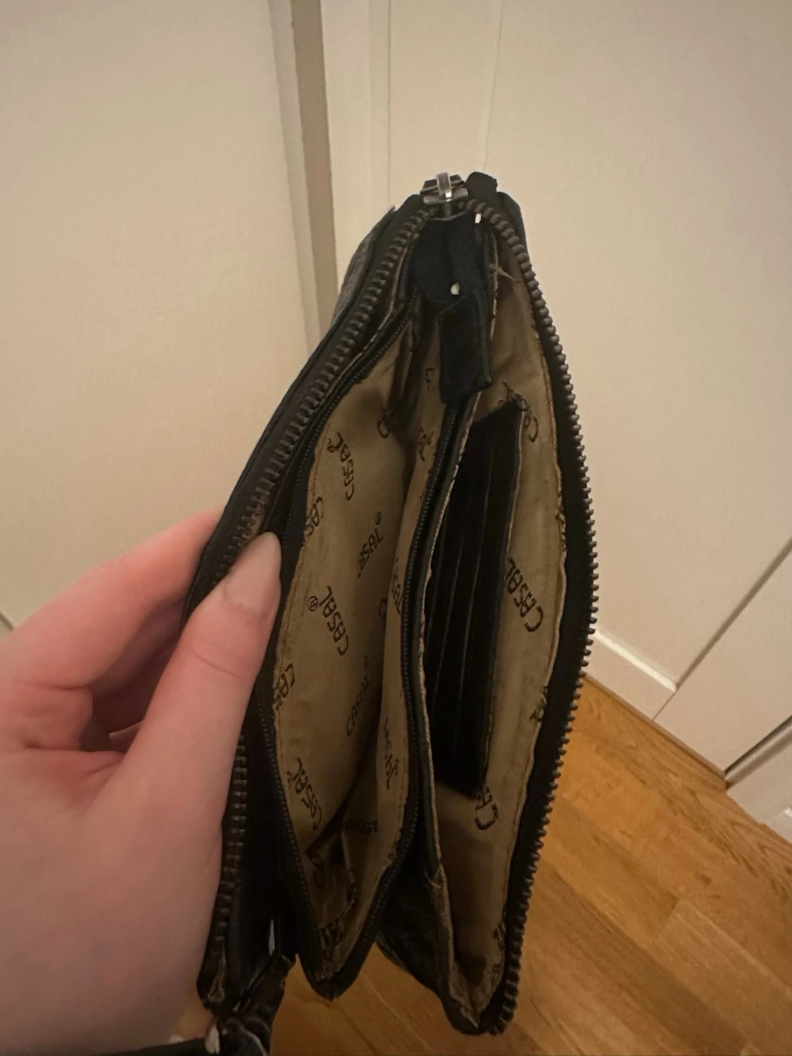 Svart axelväska från CASSÉL - 2