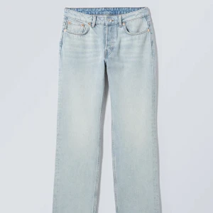 Ljusblå jeans - !! Säljer jeansen på första bilden, men de sitter som på andra !!  Superfina ljusblå jeans från weekday, men passar tyvärr inte. Helt oanvända, nya utan prislapp🩵🩵 modell: pin mid straight 