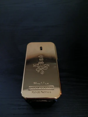 Paco Rabanne 1 Million EdT. - 1 Million EdT från Paco Rabanne, 50 ml. Tillverkad i Frankrike. Snygg och ikonisk flaska som sticker ut i samlingen. Perfekt för dig som vill ha något unikt och trendigt. Använd ett fåtal gånger, ca 40 ml (se bild 3). Nypris: 749kr / Mitt pris: 395kr