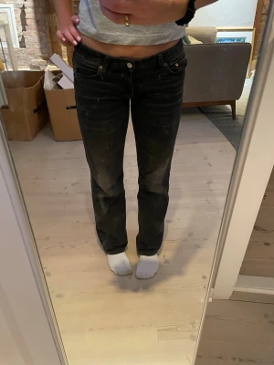 Straight low waist jeans  - Straight low rise jeans från Weekday i modellen Arrow. Storleken är 27/32, passar mig som är ca 170cm🥰