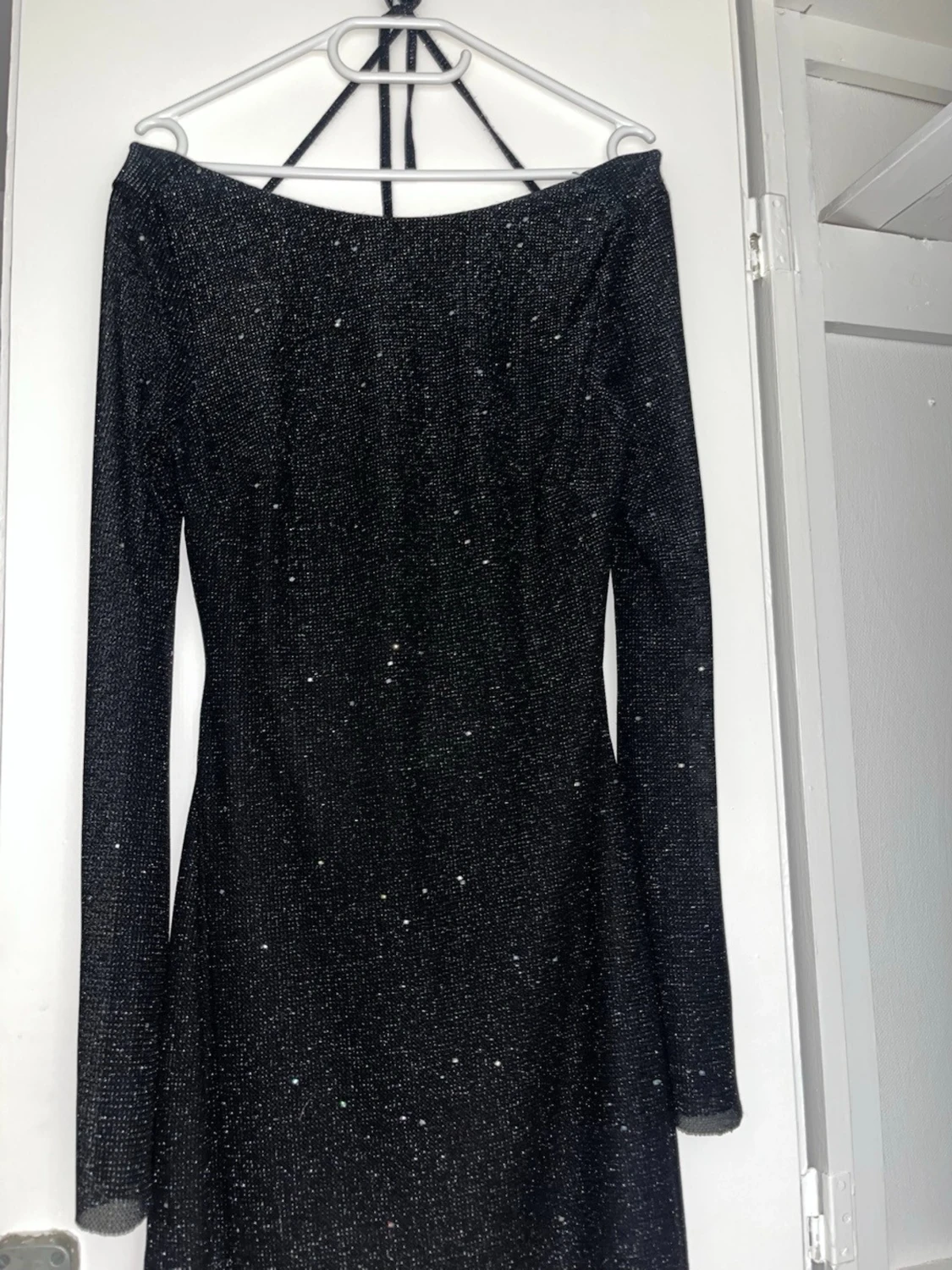 Svart glittrig kortklänning med öppen rygg - 2