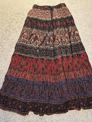 Lång kjol - Fin långkjol. Passar de som är 160-165. Fin till sommaren. Köpt second hand. Mycket bra skick. Hör av er vid frågor