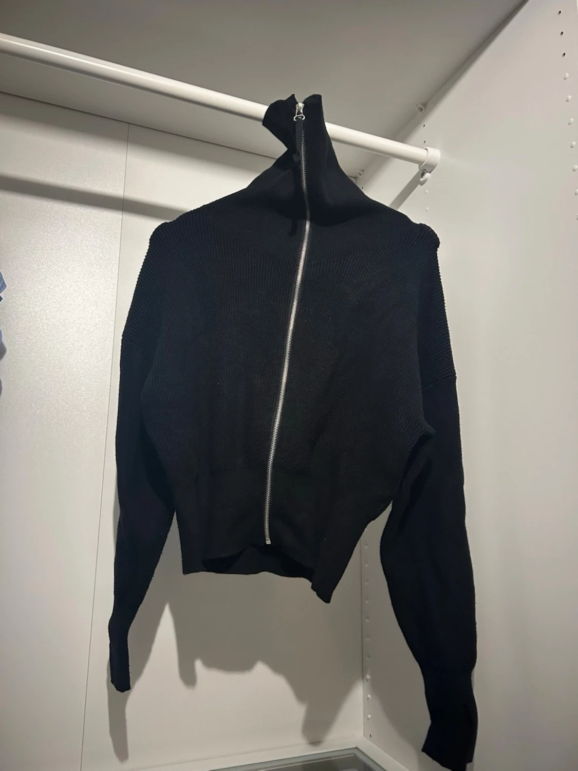 Svart stickad kofta med dragkedja - 2