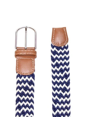 Flätat ”grisch” bälte - Blå & Vit  - Snyggt och funktionellt flätat bälte från Montore, perfekt för både vardag och mer uppklädda outfits. Det elastiska materialet ger en bekväm passform och gör att bältet sitter bra hela dagen, oavsett tillfälle. Klassisk design med detaljer i konstläder och metallspänne som passar lika bra till jeans, chinos eller kostymbyxor. Bältet är justerbart utan fasta hål tack vare den flätade strukturen, vilket ger extra flexibilitet och komfort. Vid fler frågor, tveka inte att kontakta oss🤝✅