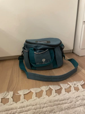 Turkos ryktväska med tillbehör  - Turkos ryktväska från hööks med tillbehörande prylar allt på sista bilden 