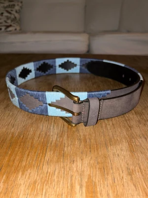 Mörkblå-ljusblå bälte - Helt nya skärp för endast 339 kr, de finns storlekarna 80-105 cm. Handgjorda med mjukt högkvalitets läder med brodering i mörk blå och ljus blå färg. Gör så att din outfit sticker ut mer med Nordfors bälten!