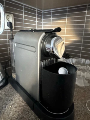 Nespresso Kaffemaskin - Gott skick, kommer med behållare till kaffepoddar, fungerar som den ska. 