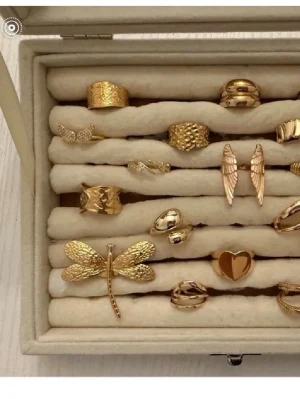 Alla som köper minst 2 ringar får en slumpmässigt ring på köpet  - Ringarna är guld/silver pläterade och är justerbara vilket innebär att de passar alla! Skötselråd medföljer! Skriv för specifika bilder och pris då vissa är billigare än andra! Kontakta vid intresse av köp! 💓