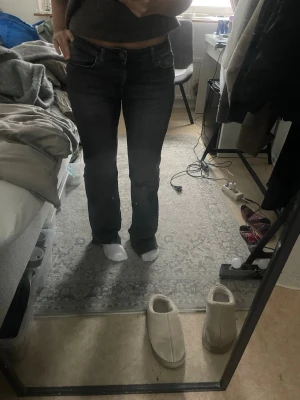 Bootcut Jeans - Hög-medel midjade jeansbyxor med slits, köpt på ONLY för några år sen men har aldrig använt, som nyskick utan prislapp, har inga defekter. Kontakta mig vid frågor💕😊