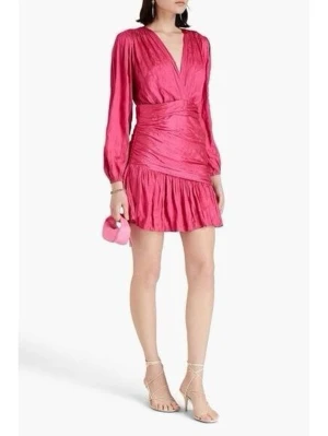 Rosa volangklänning från Maje - Supersnygg kort rosa klänning från Maje med v-ringning, långa ärmar och volangdetalj nedtill. Klänningen har markerad midja och ett glansigt tyg som ger en lyxig känsla. Perfekt för dig som vill sticka ut!