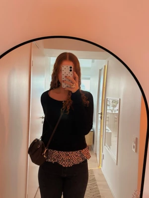 Stickad tröja från maje storlek M - Stickad tröja från Maje, säljs för ungefär 500-600 kronor secondhand. Säljer till 200kr, den har inga defekter eller skador och ser ut som nytt skick💗💗den sitter tajt men har utåtsvängda armar