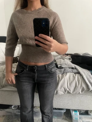 Stickad tröja - Stickad tröja köpt på vinted men aldrig använd. Jättefin men inte riktigt min stil därför säljer jag. Den har inga defekter, mycket bra skick. Om du har frågor och funderingar kontakta gärna mig 💕☺️