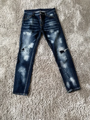 Dsquared2 Jeans - Säljer ett par Dsquared2 jeans i storlek 48 (Medium). I väldigt bra skick o väl skötta. 