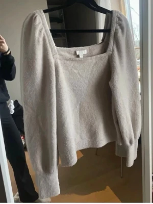 Stickad tröja urringad  - Stickad tröja från hm! I superbra skick använd ca 1 gång! Säljer då den aldrig kommit till användning igen! Skulle säga att de är en S/M