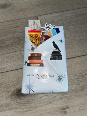 Blind date with a book - Blind date med en bok genre psychological thriller man får även med lite grejer 2 stickers boktema 1 bokmärke 3 färger på anotate stickers som matchar boken och lite godis om ni är rädda att ni redan har boken kontakta privat