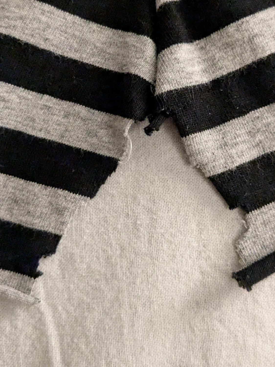 Randig tröja med långa ärmar med u-ringning och knappar - 5