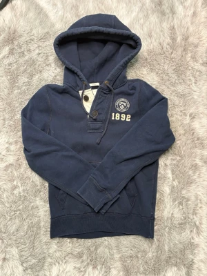 Abercrombie & Fitch hoodie - Säljer denna sällsynta och mycket eftertraktade Abercrombie & Fitch hoodie | Storlek M | Skick 9/10 | Vid eventuella frågor hör gärna av dig och erbjuder bra pris vid köp av bundle 😁✅