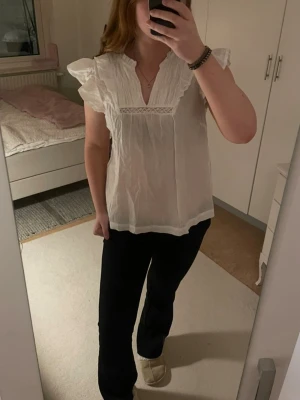 Vit blus, S - Helt ny vit blus från lager 157! Hör gärna av dig vid frågor och köp med Instabox för snabbast leverans 💕(ny pris 150 kr)