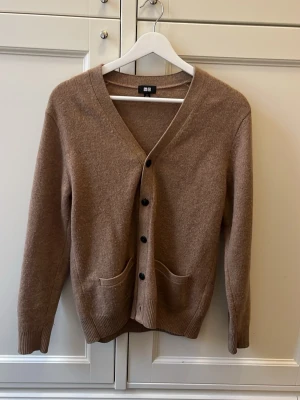 Cardigan uniqlo - En stickad cardigan från uniqlo i str S. Mycket bra skick.