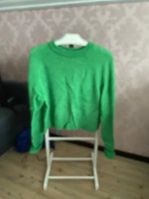 Grön stickad tröja från C.W. - Snygg grön stickad tröja från C.W. i storlek XS. Tröjan har rund halsringning och långa ärmar, perfekt för lager på lager under kyliga dagar. Den har en klassisk passform och är supermjuk och skön att ha på sig. Använd fåtal gånger!