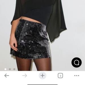 Svart paljettkjol från Gina - sequin mini skirt  - Säljer en kort paljettkjol- minikjol- med medelhög midja  från Gina Tricot. tä glittriga paljetter. Kjolen har normal passform och stängs med dragkedja. Jag har inte ens öppnat förpackningen då jag beställde flera storlekar men missbedömde Ginas returtid. Nypris 349.95kr