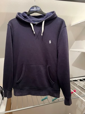 Ralph lauren hoodie - Supersnygg raffe hoodie! Size M sitter som S! Skick 9/10! Hör av dig vid frågor🙌😊