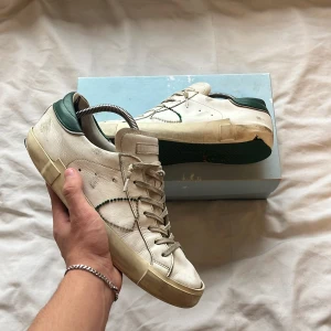 Philippe model - Säljer ett par Phillipe Model skor, de är i helt okej skick, det ända märkvärdiga är sulan men det kompenseras av det låga priset. Box ingår ej