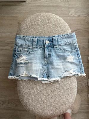 ljusblå jeanskjol från gina tricot - ljusblå jeanskjol med slitningar, använd fåtal gånger. jättefint skick!💞