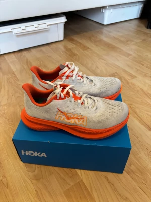 Hoka Mach 6 - Ett par snabba löparskor. Perfekt till tempo-pass eller intervaller. Sparsamt använda så i väldigt gott skick!