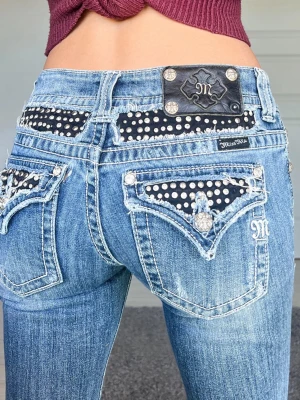 Miss me jeans - Midjemått: 37cm rakt över, innerbenslängd: 84cm 💗W27. Kan diskutera pris!!! LÅNADE BILDER, INTE MINA EGNA SKRIV FÖR EGNA BILDER. SKRIV INNAN KÖP!!!!!!