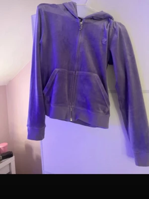 Juicy couture tröja - Juicy couture zip up tröja. Nypris 1200kr. Pris går alltid att diskutera❣️