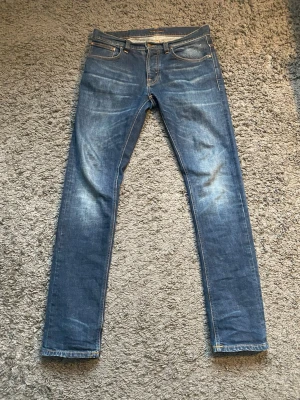 Nudie Grim Tim jeans - Tja! Jag säljer dessa Nudie Jeans i modellen Grim Tim. Storlek 32:34. De är i perfekt skick utan defekter någonstans. Hör av er om ni har några frågor! Priset kan diskuteras😁