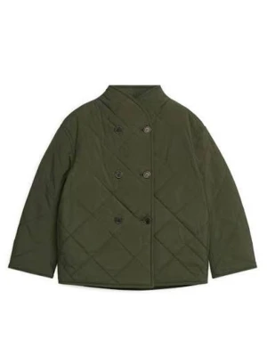 Grön quiltad jacka, Arket storlek 36 - Mörkgrön/khakifärgad quiltad jacka med sjalkrage och dubbelknäppning från Arket i storlek 36. Sparsamt använd.