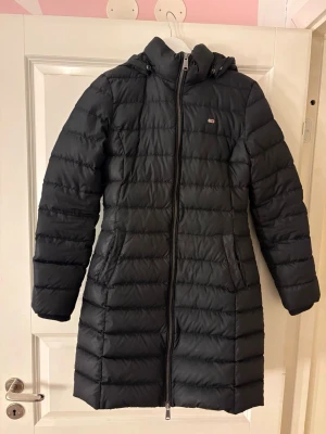 Tommy hilfiger jacka  - Säljer nu min vinterjacka från Tommy hilfiger då den ej används! Hör av er om ni har frågor eller vill ha fler bilder! 