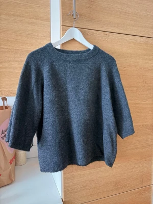 Mörkgrå stickad kortärmad - Använd men mycket kvar att ge! Lite nopprig.