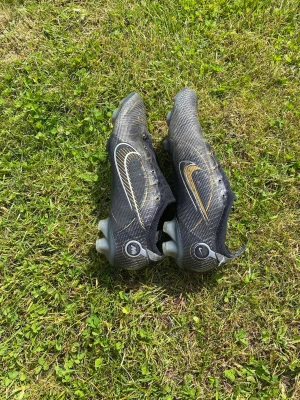 Nike mercurial elite - Säljer ett par Nike mercurial elite utan sko snöre. Hör av er vid frågor! Nypris runt 2500kr