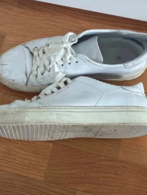 Arigato skor storlek 40 - Lite slitna men funktionellt skick behövs nog bara rengöras lite så blir dem nog riktigt schyssta