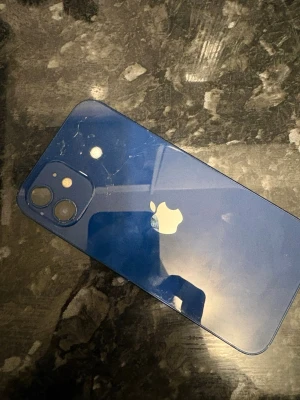 Iphone 12 - Iphone 12 64GB och 81% batterihälsa säljs. Några få skador och därför lägre pris. Kommer med box!!! Skriv för frågor