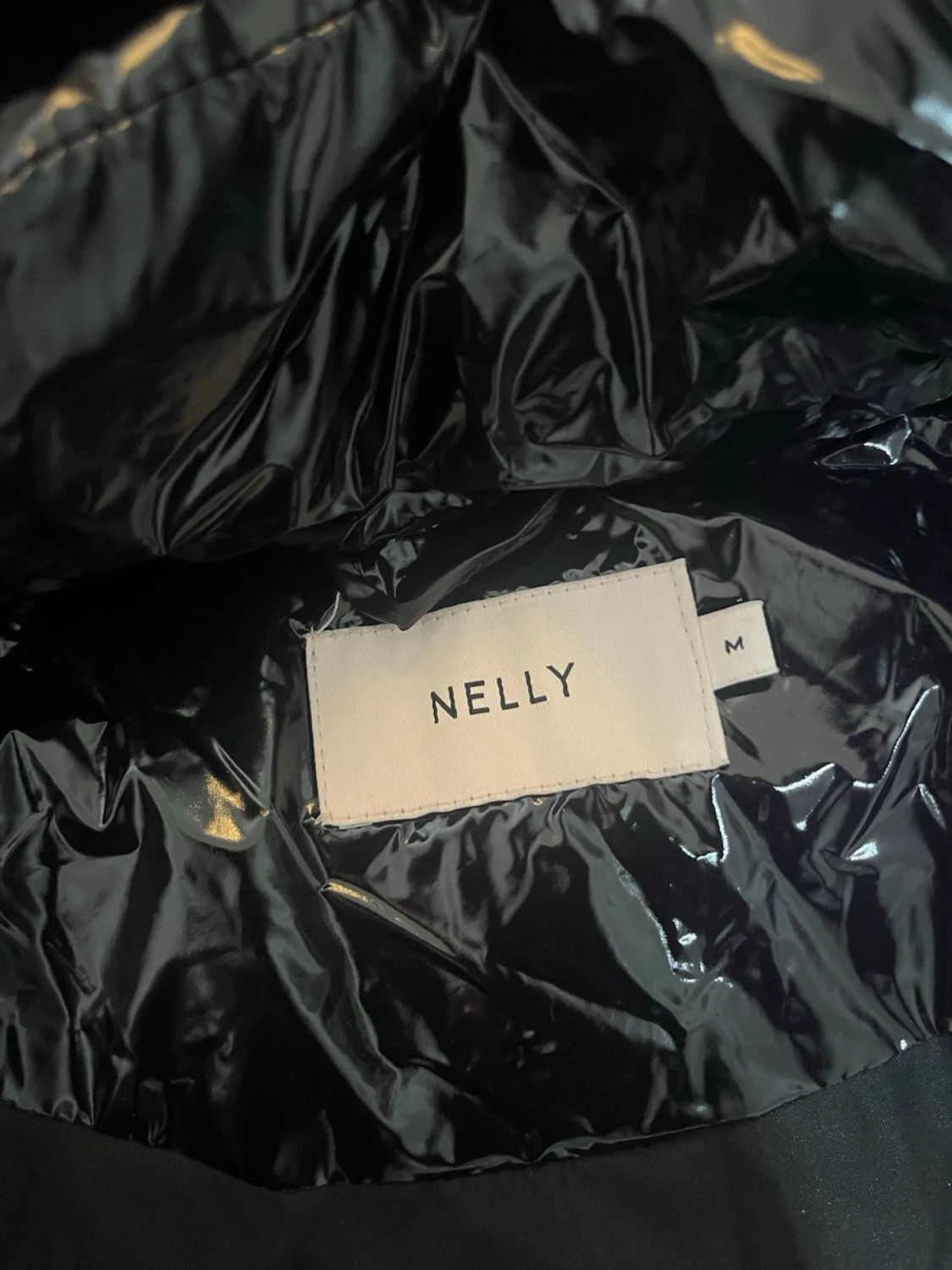 Svart glansig pufferjacka från Nelly - 1