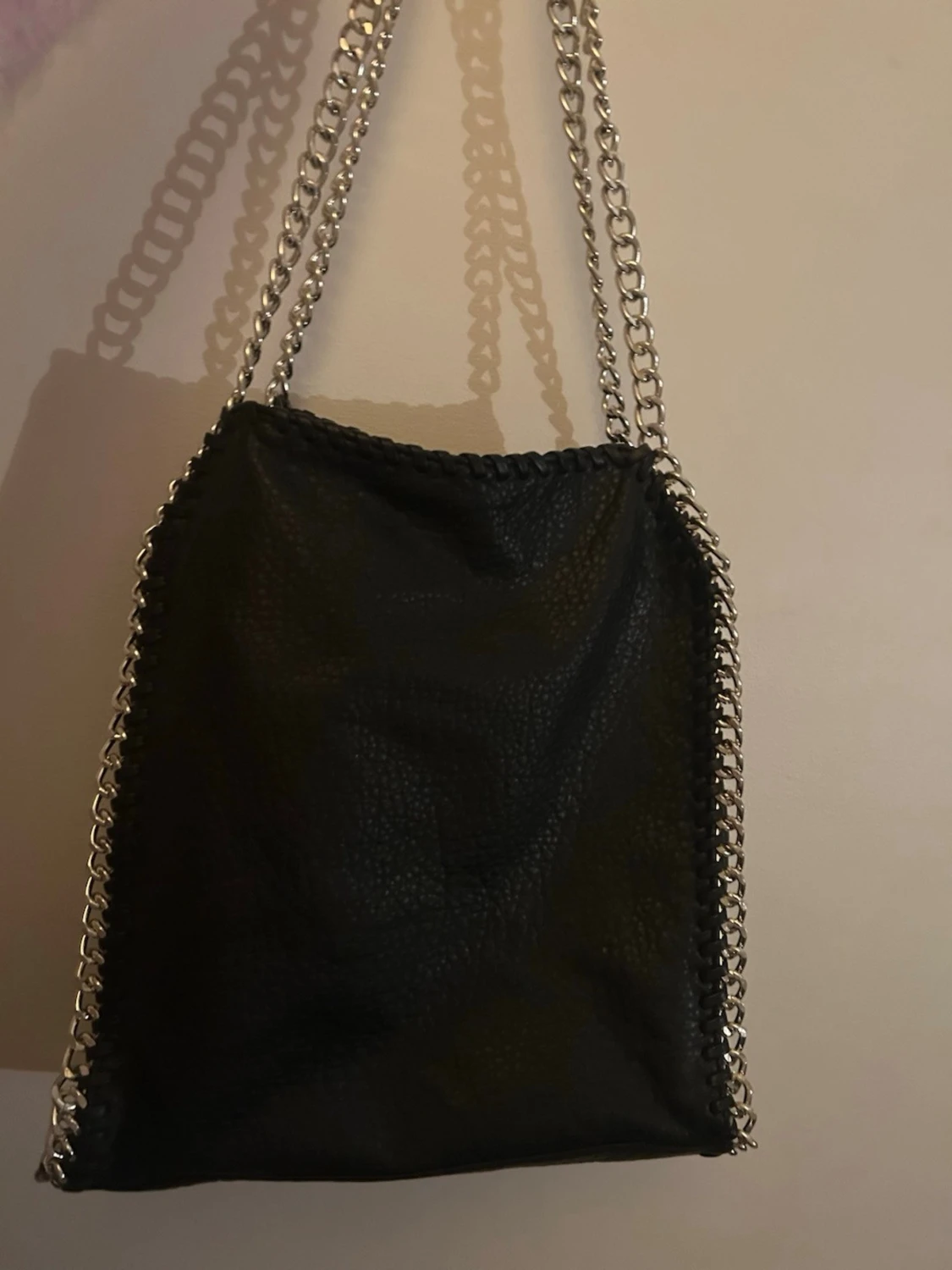 Svart axelväska med kedjedetaljer från Tiamo