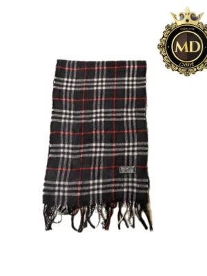 Burberry halsduk ”cashmere” - halsduk från Burberry | färg: blå röd vit | 100% cashmir | ny pris ca 4000kr | defekter: två hål, men syns ej när man använder den | skriv vid frågor | MD closet