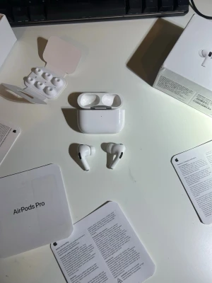 AirPods Pro 2nd Generation - Apple AirPods Pro 2nd Generation med MagSafe-laddningsetui. Komplett med originalförpackning, extra öronkuddar och laddkabel. Hörlurarna och etuiet visar visst bruksslitage men är i gott skick och fungerar utmärkt. Pris kan diskuteras