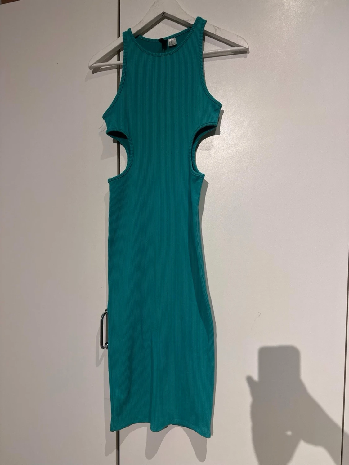 Turkos ribbad klänning från DIVIDED