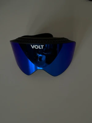 VOLT Skidglasögon  - Skidglasögon merch från VOLT snusmärket. Breda och snygga med gult ljus.