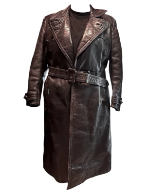 Long Black leatherjacket - Pitkä nahkatakki  Paksua nahkaa Ei kokoa: n. koko L-XL Pituus: 123 cm Hihan pituus: 61 cm Hartialeveys: 55 cm Vuori ei alkuperäinen Joitain saumoja korjattu Käytön jälkiä nahassa ja vuoressa