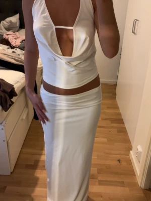 Vit kjol sett  - Säljer ett vit kjol sätt i stolek xs