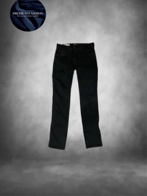 Replay Anbass svarta jeans - Tja säljer nu ett år riktigt snygga Svarta Replay Anbass hyperflex🤯jeans med slim passform och klassisk femficksdesign. Jeansen har en snygg mörk tvätt, smal siluett och är tillverkade i stretchigt bomullsmaterial för extra komfort. Perfekt för dig som gillar stilrena och moderna jeans dessa jeans passar till allt och har de detaljerna som man kan tro att du är världens rikaste person🤩skicket är perfekt ungefär som nytt storlek w30/l32 passar dig som är typ 175-183, hör av dig vid fråga!! Mvh EM