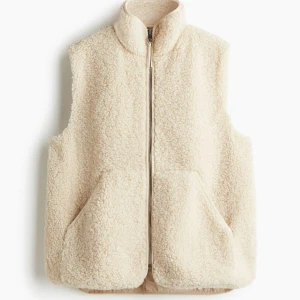 Beige väst med dragkedja - Säljer denna väst från h&m helt ny i förpackning. Köpte två i olika storlekar för o prova men hann inte lämna tillbaka så här denna i stl S som jag försöker sälja vidare :) väldigt fin o skön. Nypris 449kr men säljer för 300kr. 